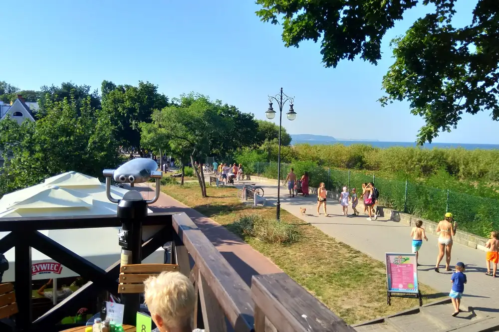 Widok z tarasu na promenadę