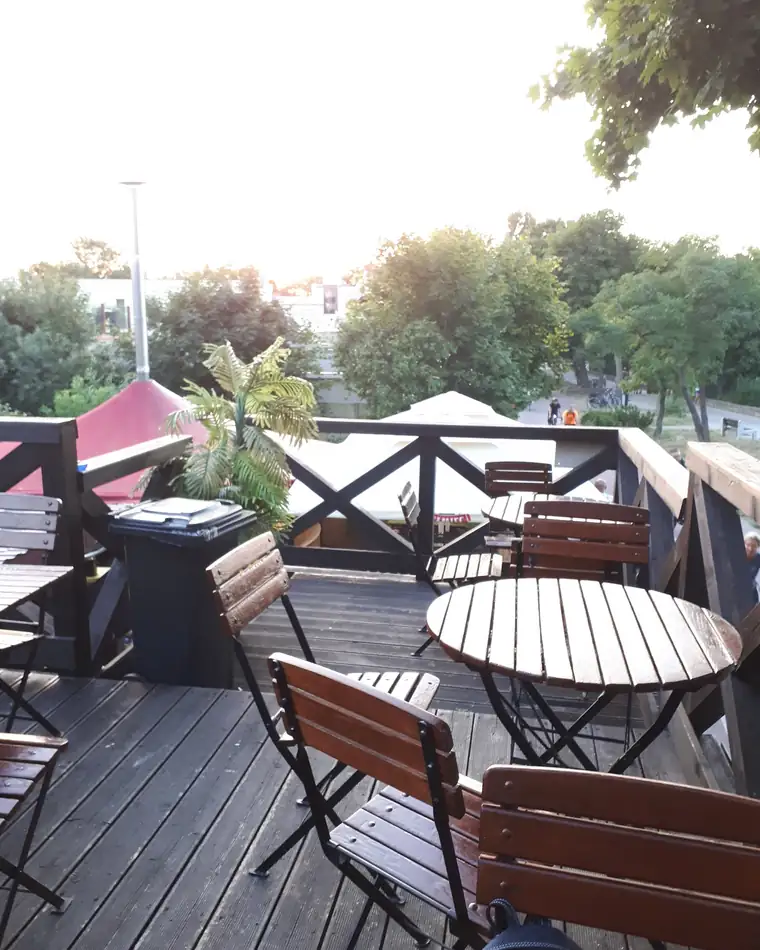 Stoliki na górnym tarasie